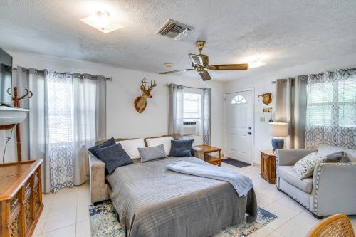 Un dormitorio con una cama y un ventilador de techo. en Pet-Friendly Fort McCoy Cabin with Fire Pit!, en Orange Springs