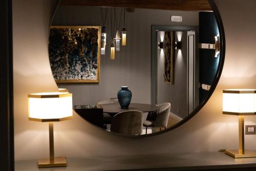 a dining room with a table and a mirror at LE RÊVE DE NAIM Roma in Rome