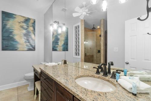 Et badeværelse på Lotsa Sand C by Vacation Homes Collection