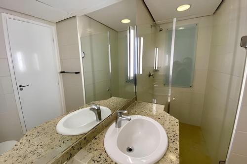 um banheiro com pia e espelho em SHB - Paradisíaca vista para o mar no Gonzaga! em Santos