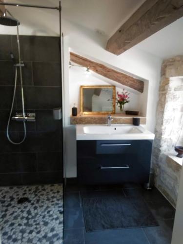 une salle de bain avec un lavabo et une douche dans l'établissement Le Souliadou, à Saint-Didier