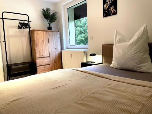 a bedroom with a bed with a pillow and a window at Lightplace - 3 Schlafzimmer - Boxspring - Netflix in Wolfsburg