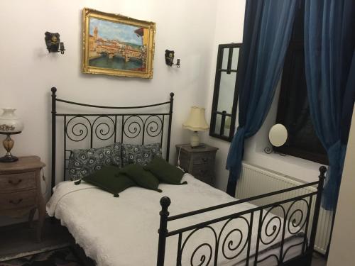 a bedroom with a bed and a painting on the wall at IL Piccolo Castello Busteni in Buşteni