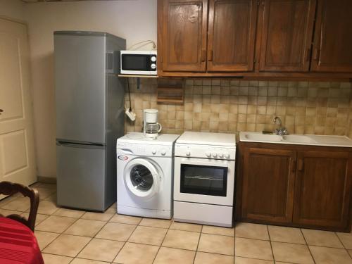 une cuisine avec un réfrigérateur et une machine à laver dans l'établissement Jean pierre, à Valence