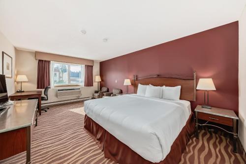 Postel nebo postele na pokoji v ubytování Invermere Inn & Suites