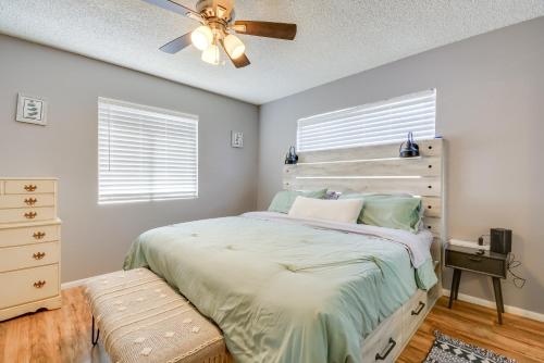 Katil atau katil-katil dalam bilik di 1 Mi to Museum Pet-Friendly Prescott Condo