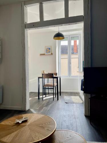 un salon avec une table et une salle à manger dans l'établissement Blue Vervet - T2 avec parking, à Vierzon