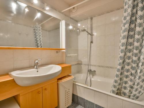 a bathroom with a sink and a shower and a tub at Bel appartement 2 chambres près des pistes, centre station, parking, WIFI, balcon exposé sud - FR-1-684-11 in Morzine