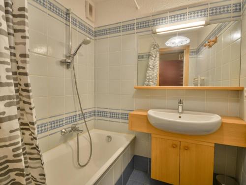 une salle de bain avec un lavabo, une baignoire et une douche dans l'établissement Appartement Centre Morzine, Proche Pistes, Balcon, Parking, 6 Pers. - FR-1-684-7, à Morzine