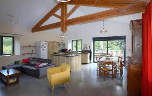 une cuisine et un salon avec un canapé et une table dans l'établissement 3 Bedroom Cozy Home In Mayres, à Mayres