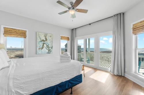 En eller flere senge i et værelse på Lotsa Sand C by Vacation Homes Collection