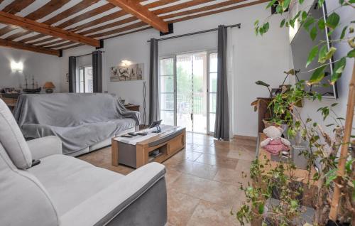 un salon avec un canapé et une table dans l'établissement Awesome Home In Villecroze With Wifi, à Villecroze