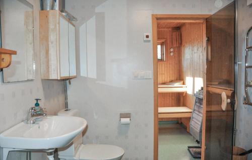 Ένα μπάνιο στο Lovely Home In Särna With Sauna