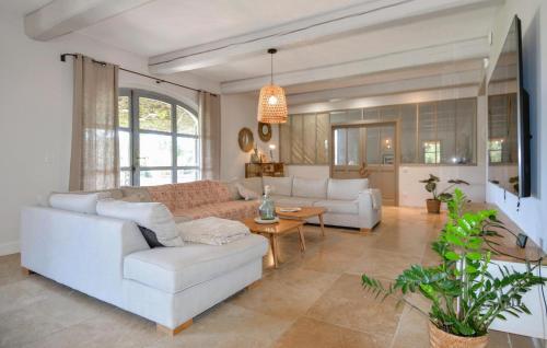 un salon avec un canapé et une table dans l'établissement 4 Bedroom Awesome Home In Noves, à Noves