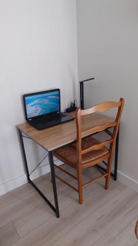 Μια τηλεόραση ή/και κέντρο ψυχαγωγίας στο WELCOME Logement avec terrasse proche Bordeaux
