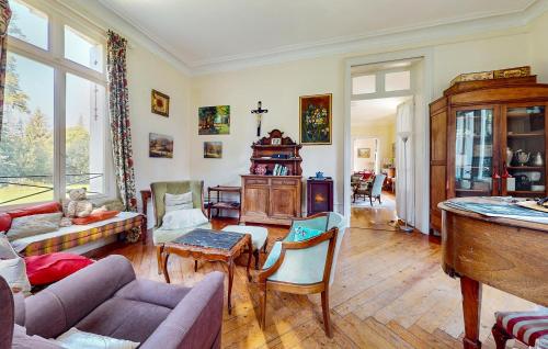 un salon avec un canapé et une table dans l'établissement Lovely Home In La Chapelle Sur Dun, à La Chapelle-sur-Dun