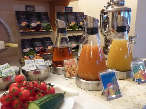 a kitchen counter with two bottles of juice and vegetables at Hotel-Pension Scharl am Maibaum in Eitting