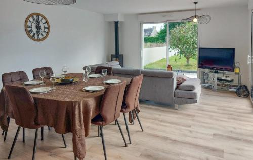 a living room with a table and a couch at Beautiful Home In Santec With Wifi in Santec