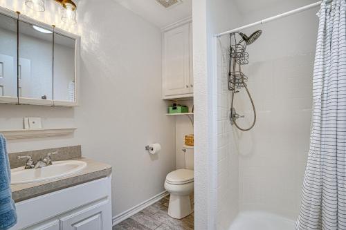 Ένα μπάνιο στο Granbury Cottage, Steps to Lake and Dock!