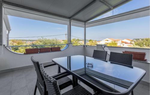 a dining room with a glass table and chairs at 2 Bedroom Awesome Apartment In Barbat in Barbat na Rabu