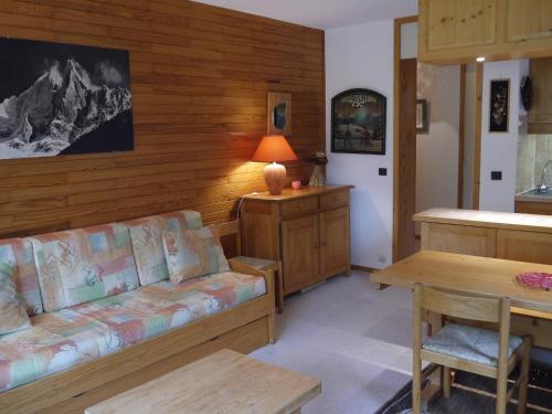 un salon avec un canapé et une table dans l'établissement Appartement skis aux pieds pour 6 personnes à Méribel - FR-1-355-146, à Méribel