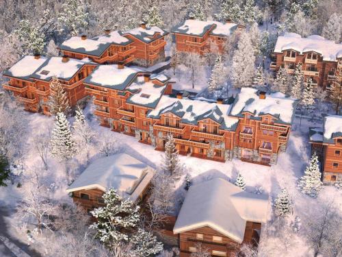 - une vue aérienne sur un lodge dans la neige dans l'établissement Chalet 10 pers. à Courchevel 1650 avec jacuzzi et ascenseur - FR-1-563-133, à Courchevel