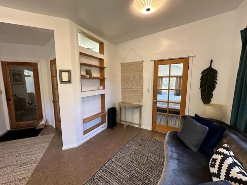 Χώρος καθιστικού στο Topanga Panoramic View Loft with Trails & Creeks