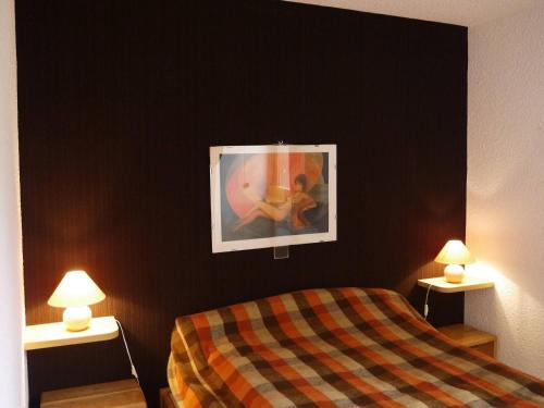 une chambre d'hôtel avec un lit et deux lampes dans l'établissement Appartement skis aux pieds pour 6 personnes à Méribel - FR-1-355-146, à Méribel