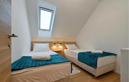a small room with two beds and a window at Amazing Home In Margecan With Wifi in Gačice