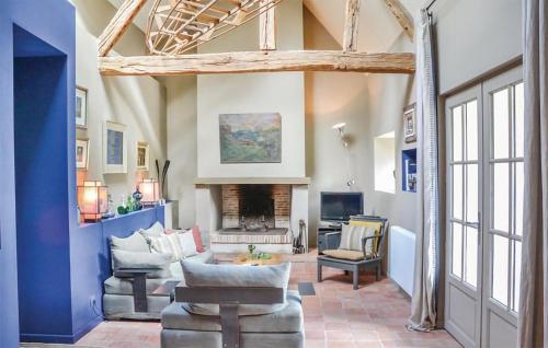 un salon avec un canapé et une cheminée dans l'établissement Nice Home In Billy With Wifi, à Billy