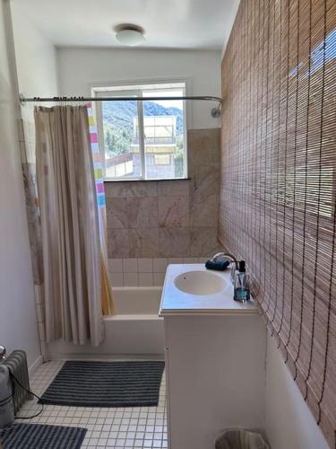 Ένα μπάνιο στο Topanga Panoramic View Loft with Trails & Creeks