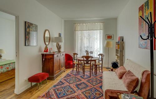 Χώρος καθιστικού στο 1 Bedroom Cozy Apartment In Gentilly