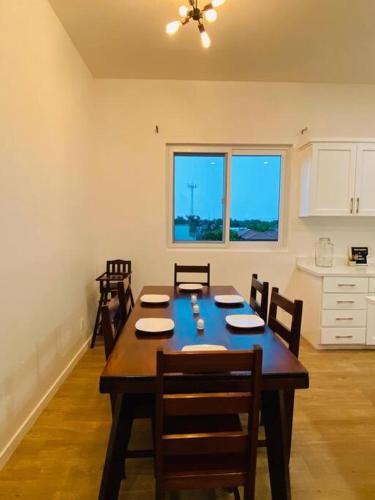 a dining room with a table and chairs and a kitchen at Casa Jocabeth in Flores
