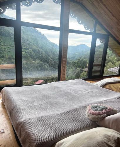 Pemandangan gunung umum atau pemandangan gunung yang diambil dari chalet