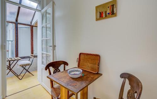 Cette chambre comprend une table avec un bol. dans l'établissement 1 Bedroom Cozy Apartment In Gentilly, à Gentilly