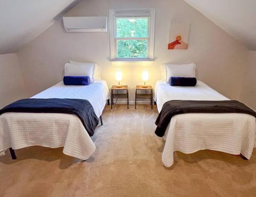 Red HookにあるHudson Valley Haven - NYの窓のある部屋にベッドが2つある