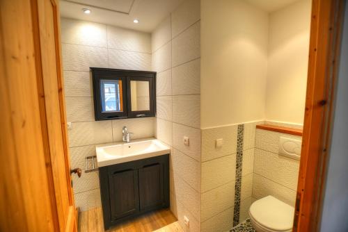 a small bathroom with a sink and a toilet at Villa Néoulaise 12 couchages in Néoules