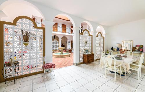 une salle à manger avec une table et des chaises dans une maison dans l'établissement Beautiful Home In Saint-Cyr-Sur-Loire, à Saint-Cyr-sur-Loire
