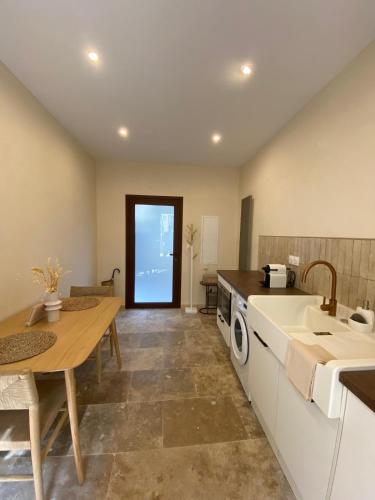 Η κουζίνα ή μικρή κουζίνα στο Pool Suite