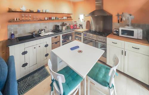 une cuisine avec une table blanche et des chaises dans l'établissement Amazing Home In Cessenon-Sur-Orb, à Cessenon