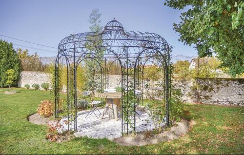 - un kiosque en métal avec une table dans le jardin dans l'établissement Nice Home In Billy With Wifi, à Billy