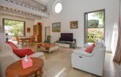 a living room with a couch and a table at Stunning Home In Noves With Wifi in Noves
