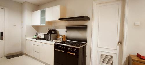 Η κουζίνα ή μικρή κουζίνα στο Grand & Spacious - 2BR & 3BR Family Retreat!