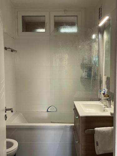 une salle de bain avec une baignoire, des toilettes et un lavabo dans l'établissement Charmant Studio, à Nantes