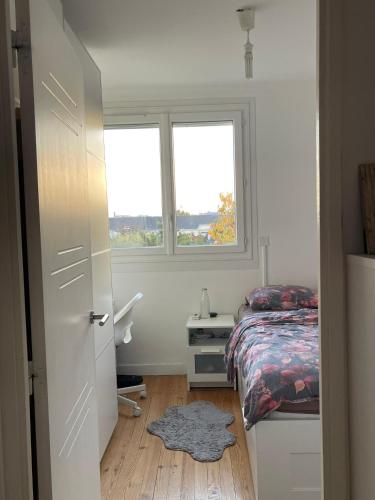 une chambre avec un lit et une fenêtre dans l'établissement Charmant Studio, à Nantes
