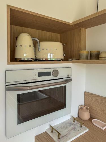 Il comprend une cuisine équipée d'un grille-pain et d'un four. dans l'établissement Lodge autour du golf Ardree, à Saint-Antoine-du-Rocher