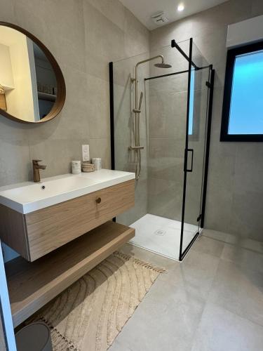 une salle de bain avec un lavabo et une douche dans l'établissement Lodge autour du golf Ardree, à Saint-Antoine-du-Rocher