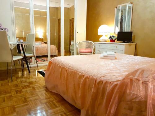 a bedroom with a bed and a table and chairs at B&B il Terrazzo in Orvieto