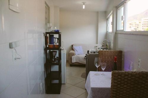 Zimmer mit einem Zimmer mit einem Tisch und einem Fenster in der Unterkunft Casa da Carioca com vista para Floresta Tijuca in Rio de Janeiro