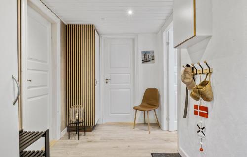 pasillo con puerta y silla en una habitación en 2 Bedroom Lovely Home In Hadsund, en Hadsund